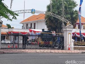 Buruh Kembali Demo UMK, Kawat Berduri Tutupi Grahadi