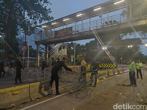 Demo Buruh Selesai, Kawat Berduri di Jalan Medan Merdeka Barat Dibongkar