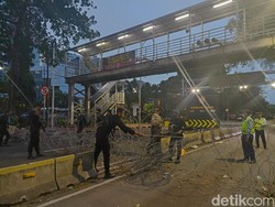Demo Buruh Selesai, Kawat Berduri di Jalan Medan Merdeka Barat Dibongkar