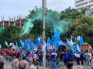 Massa Buruh Mulai Padati Depan Gedung Grahadi Surabaya