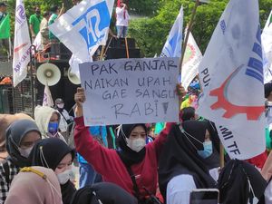 Demo Buruh Jateng Minta Ganjar Naikkan Upah: Gae Sangu Rabi!
