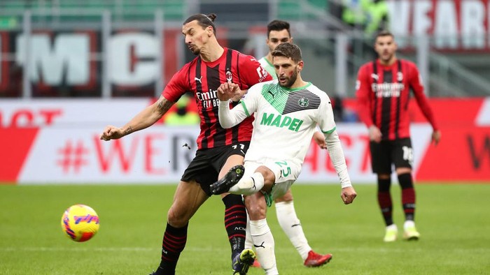 MILAN, ITALY - NOVEMBER 28: Domenico Berardi of US Sassuolo is challenged by Zlatan Ibrahimovic of AC Milan during the Serie A match between AC Milan and US Sassuolo at Stadio Giuseppe Meazza on November 28, 2021 in Milan, Italy. (Photo by Marco Luzzani/Getty Images)