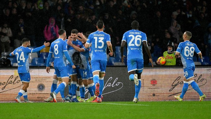 NAPLES, ITALY - NOVEMBER 28: Dries Mertens of SSC Napoli celebrates after scoring the second goal for his team with his teammates during the Serie A match between SSC Napoli and SS Lazio at Stadio Diego Armando Maradona on November 28, 2021 in Naples, Italy. (Photo by Marco Rosi - SS Lazio/Getty Images)