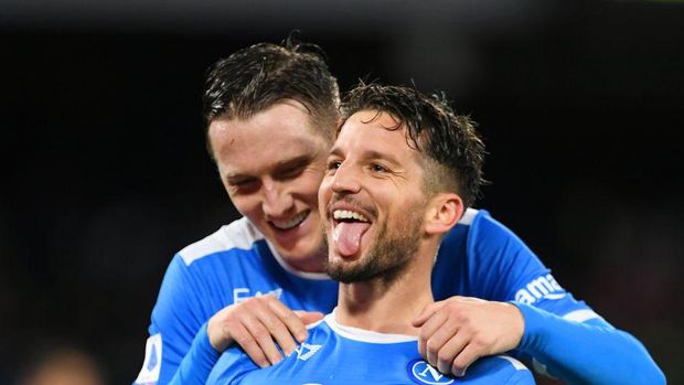 NAPLES, ITALY - NOVEMBER 28: Dries Mertens of SSC Napoli celebrates after scoring their side's third goal during the Serie A match between SSC Napoli and SS Lazio at Stadio Diego Armando Maradona on November 28, 2021 in Naples, Italy. (Photo by Francesco Pecoraro/Getty Images)