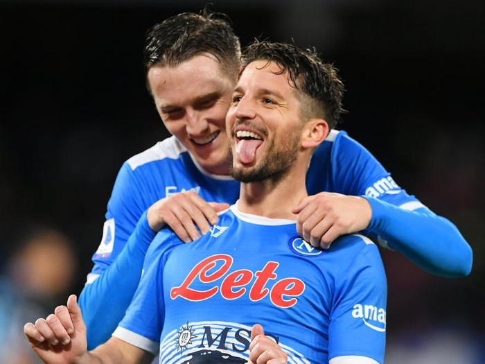 NAPLES, ITALY - NOVEMBER 28: Dries Mertens of SSC Napoli celebrates after scoring their sides third goal during the Serie A match between SSC Napoli and SS Lazio at Stadio Diego Armando Maradona on November 28, 2021 in Naples, Italy. (Photo by Francesco Pecoraro/Getty Images)