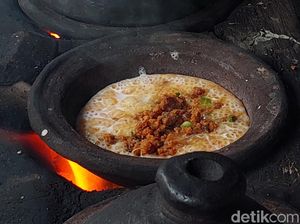 Empuk Gurih Serabi Oncom Buatan Ibu Anah yang Dimasak di Tungku