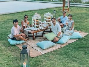 Momen Kulineran Romantis Vidi Aldiano dan Sheila Dara yang Baru Lamaran Momen Kulineran Romantis Vidi Aldiano dan Sheila Dara yang Baru Lamaran