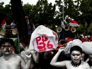 Bawa Peti Mati-Bendera Kuning, Buruh Geruduk Kantor Anies Bawa Peti Mati-Bendera Kuning, Buruh Geruduk Kantor Anies