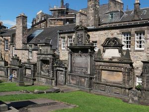 Dihujat, Pasangan Bercinta di Kuburan Paling Berhantu Demi Konten OnlyFans