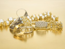 Hukum Laki-laki Memakai Emas, Bolehkah dalam Islam?