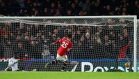 Sancho mengecoh Edouard Mendy dan kemudian mengirim bola ke gawang di depannya. (Foto: Getty Images/Clive Rose)