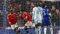 Saat melawan Chelsea, Sancho dipasang di depan bersama Marcus Rashford guna memaksimalkan kecepatan mereka dalam serangan balik. (Foto: Getty Images/Clive Rose)