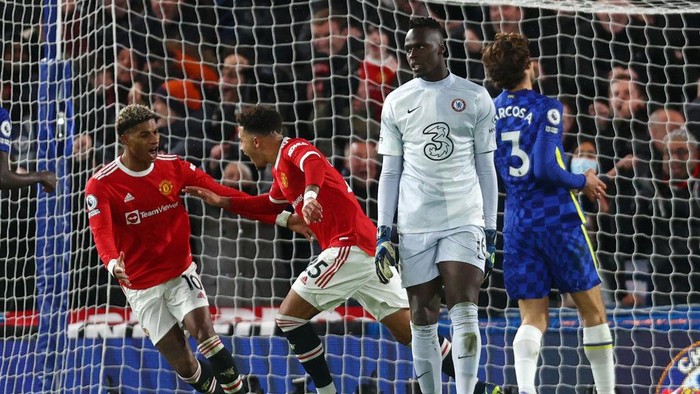 Jadon Sancho, Chelsea vs MU LONDON, ENGLAND - NOVEMBER 28: Jadon Sancho of Manchester United celebrates after scoring their side's first goal with Marcus Rashford during the Premier League match between Chelsea and Manchester United at Stamford Bridge on November 28, 2021 in London, England. (Photo by Clive Rose/Getty Images)