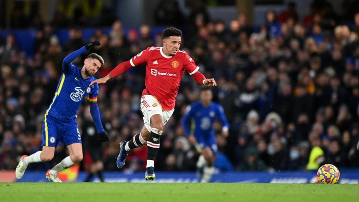Jadon Sancho, Chelsea vs MU LONDON, ENGLAND - NOVEMBER 28: Jadon Sancho of Manchester United breaks away before scoring their side's first goal during the Premier League match between Chelsea and Manchester United at Stamford Bridge on November 28, 2021 in London, England. (Photo by Shaun Botterill/Getty Images )