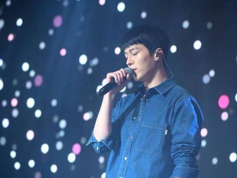Jang Ki Yong yang bernyanyi dalam salah satu acara fan meeting