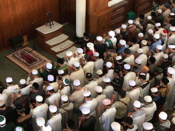 Suasana Rumah Duka Ameer Azzikra-Ratusan Pelayat Sholat Jenazah