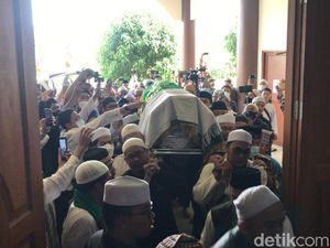 Tiba di Ponpes Azzikra Gunung Sindur, Jenazah Ameer Siap Dikebumikan Tiba di Ponpes Azzikra Gunung Sindur, Jenazah Ameer Siap Dikebumikan