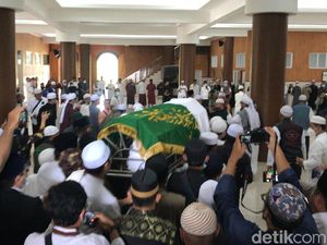 Jenazah Ameer Azzikra Dikebumikan dengan Iringan Zikir Jenazah Ameer Azzikra Dikebumikan dengan Iringan Zikir