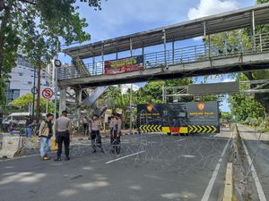 Jelang Demo Buruh, Lalin Patung Kuda ke Istana Ditutup Kawat Berduri Jelang Demo Buruh, Lalin Patung Kuda ke Istana Ditutup Kawat Berduri
