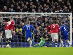 Tapi performa apik David De Gea sedikit terusik setelah Jorginho mengecohnya dari titik 12 pas untuk bikin gol penyama skor. Paling tidak De Gea sudah berperan besar membantu MU pulang dengan satu poin berkat skor 1-1. (Foto: AP/Kirsty Wigglesworth)