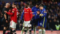 Di menit ke-68, Chelsea dapat penalti usai Thiago Silva jatuh di kotak penalti MU. (Foto: Getty Images/Clive Rose)