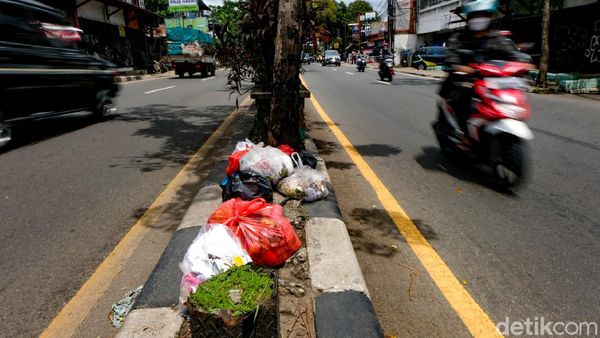 Jorok! Median Jalan di Ciputat Jadi Tempat Buang Sampah