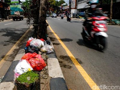 Jorok! Median Jalan di Ciputat Jadi Tempat Buang Sampah