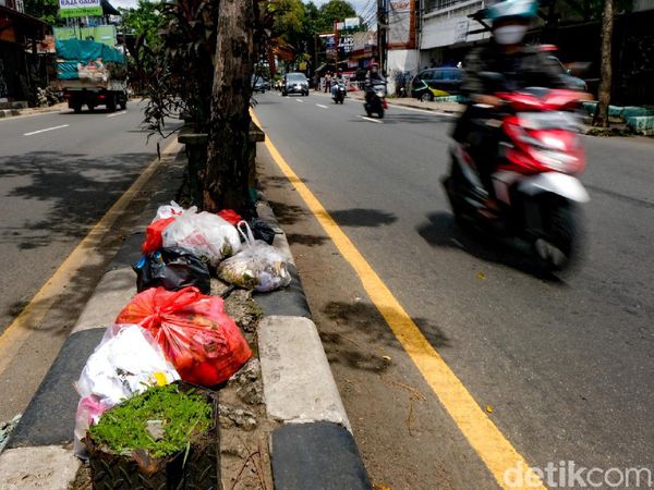 Jorok! Median Jalan di Ciputat Jadi Tempat Buang Sampah