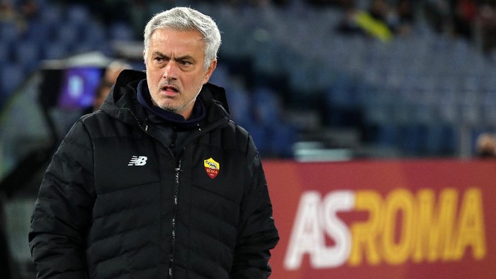 ROME, ITALY - NOVEMBER 28: Jose Mourinho, Head Coach of AS Roma looks on prior to  the Serie A match between AS Roma and Torino FC at Stadio Olimpico on November 28, 2021 in Rome, Italy. (Photo by Paolo Bruno/Getty Images)