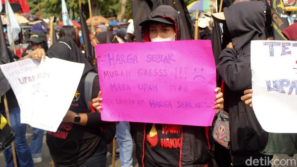 Kang Emil, Ini Curhatan Para Buruh yang Demo di Gedung Sate