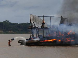 Kapal Penambang Emas Ilegal di Anak Sungai Amazon Dibakar Petugas