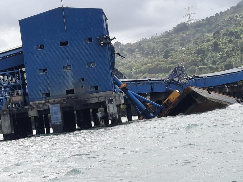 Cuaca Buruk, Kapal Tongkang Tabrak Jetty PLTU Suralaya Cuaca Buruk, Kapal Tongkang Tabrak Jetty PLTU Suralaya