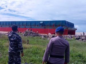 Cuaca Buruk, Kapal Tongkang Terdampar di Perairan Panimbang Pandeglang