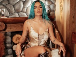 Duh, Penyanyi Ini Jatuh Berguling di Tengah Konser