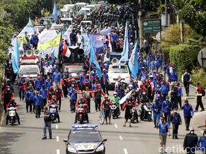 Buruh di Bandung Konvoi ke Gedung Sate Kawal Penetapan UMK