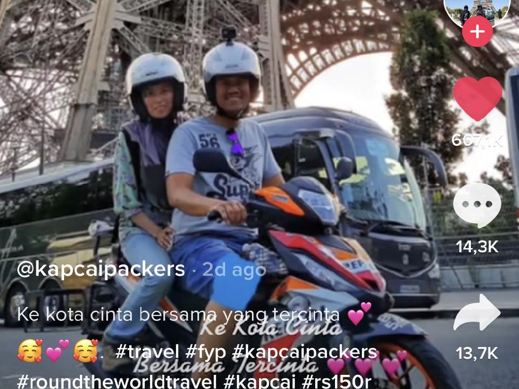 Viral Pasangan Pose Naik Motor Bebek di Depan Menara Eiffel, Dikira Editan