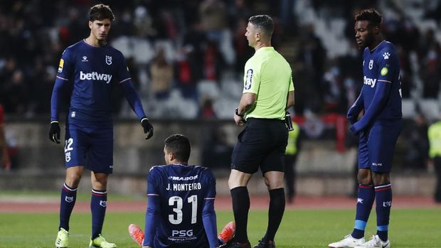 Soccer Football - Primeira Liga - Belenenses v Benfica - Estadio Nacional, Oeiras, Portugal - November 27, 2021 Referee Manuel Mota ends the match early after Belenenses started the match with 9 players due to a COVID-19 outbreak in the club and Joao Monteiro sustains an injury REUTERS/Pedro Nunes