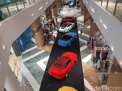 Ampun! Bocah Tiduran di Kap Mesin BMW M4 dan Mainan di Atas Mobil Pameran