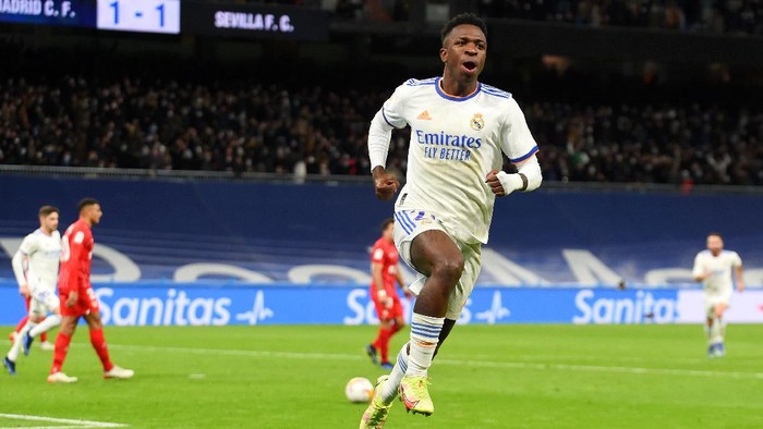 MADRID, SPAIN - NOVEMBER 28: Vinicius Junior of Real Madrid celebrates after scoring their sides second goal during the La Liga Santander match between Real Madrid CF and Sevilla FC at Estadio Santiago Bernabeu on November 28, 2021 in Madrid, Spain. (Photo by Denis Doyle/Getty Images)