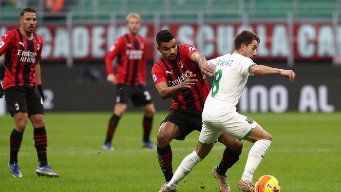 MILAN, ITALY - NOVEMBER 28: Maxime Lopez of US Sassuolo is challenged by Junior Messias of AC Milan during the Serie A match between AC Milan and US Sassuolo at Stadio Giuseppe Meazza on November 28, 2021 in Milan, Italy. (Photo by Marco Luzzani/Getty Images)
