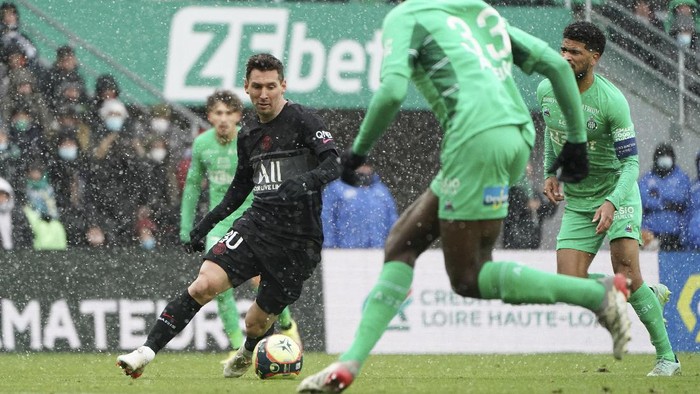 PSGs Lionel Messi, left, challenges for the ball with Saint-Etienne players during the French League One soccer between Saint-Etienne and Paris Saint Germain, in Saint-Etienne, central France, Sunday, Nov. 28, 2021. (AP Photo/Laurent Cipriani)