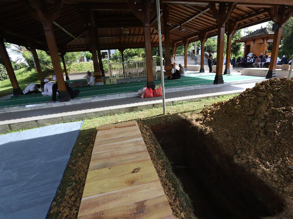 Persiapan Jelang Pemakaman Ameer Azzikra di Samping Makam Arifin Ilham
