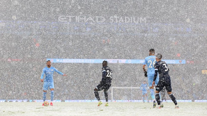 MANCHESTER, ENGLAND - NOVEMBER 28: Kyle Walker of Manchester City in possession as snow falls during the Premier League match between Manchester City and West Ham United at Etihad Stadium on November 28, 2021 in Manchester, England. (Photo by Alex Livesey/Getty Images)