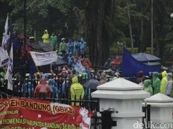 Bandingkan Respons RK dengan Anies, Buruh Jabar: Kemana Gubernur?