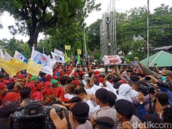 Paksa Masuk Balkot DKI, Massa Buruh Dorong-dorongan dengan Polisi