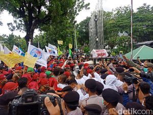 Paksa Masuk Balkot DKI, Massa Buruh Dorong-dorongan dengan Polisi Paksa Masuk Balkot DKI, Massa Buruh Dorong-dorongan dengan Polisi