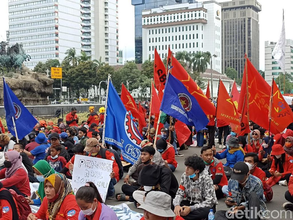 Buruh Tuntut Jokowi Buat Kepres Standar Upah Layak, Singgung UU Ciptaker Buruh Tuntut Jokowi Buat Kepres Standar Upah Layak, Singgung UU Ciptaker