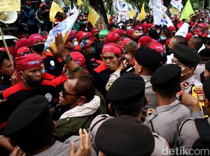 Memanas, Buruh-Polisi Saling Dorong Saat Demo di Balai Kota DKI