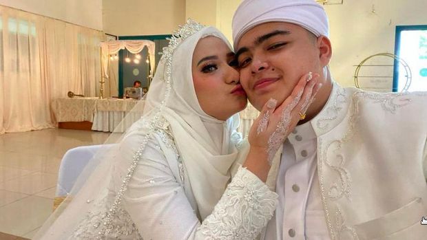 Mendiang Ameer Azzikra dan istri