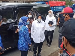 Kunjungi Korban Longsor Bandung, Menteri Risma Salurkan Bantuan